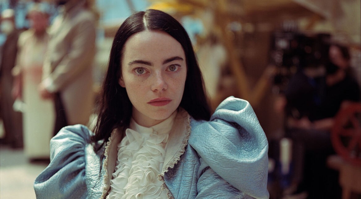 Emma Stone als Bella in Poor Things schaut in die Kamera