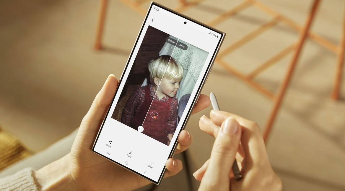 Eine Frau benutzt das Galaxy S24 Ultra und bearbeitet damit ein Bild