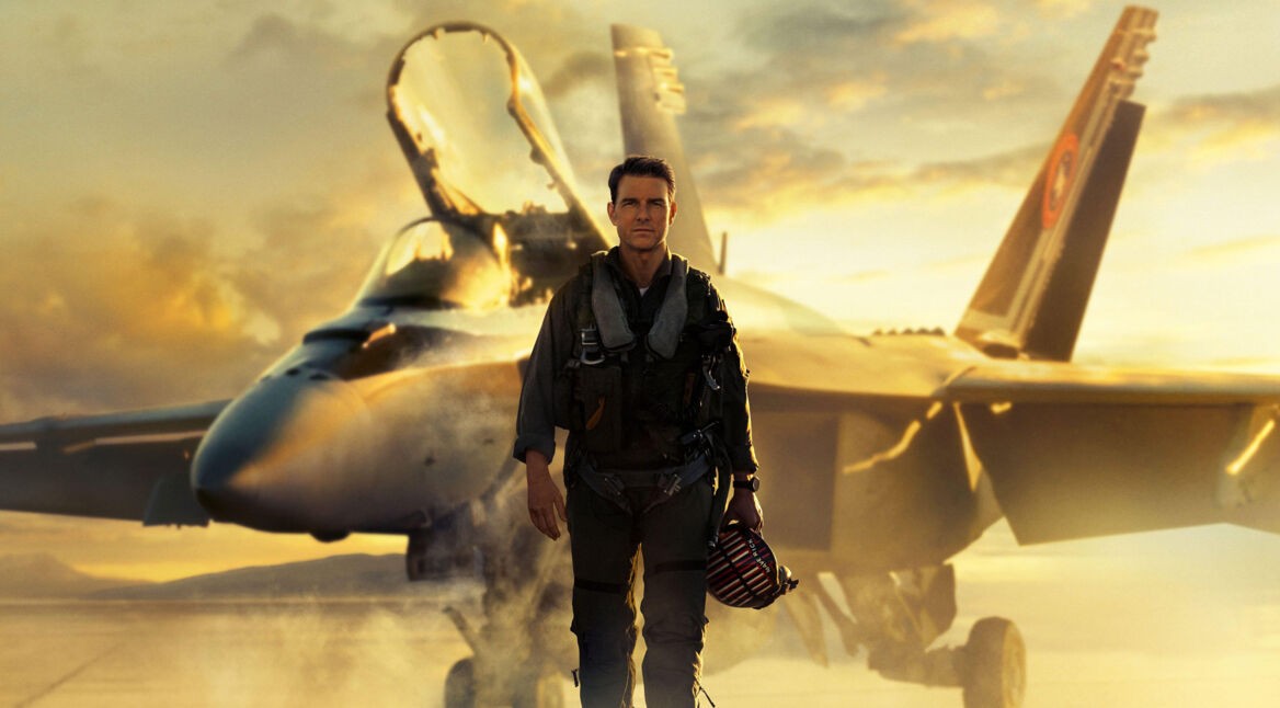 Tom Cruise als Kampfpilot vor einem Flieger in Top Gun Marverick