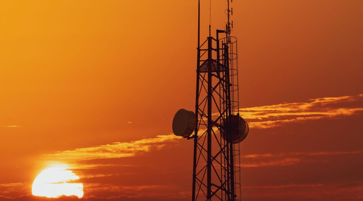 Ein Sendemast vor einem Sonnenuntergang