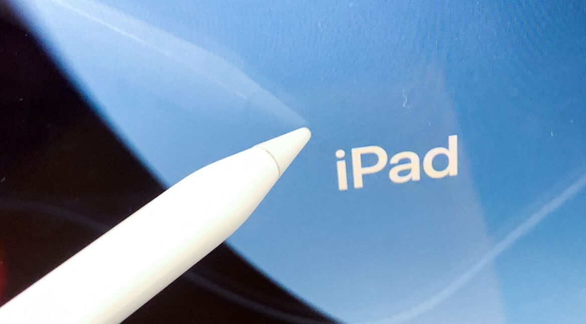 Der Apple Pencil tippt auf ein iPad