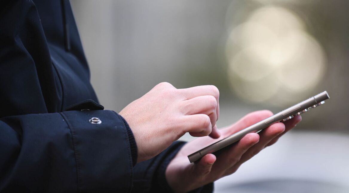 Mann tippt auf dem Galaxy S24 Ultra