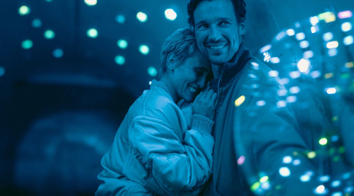 Sven (Florian David Fitz) und Paula (Peri Baumeister) liegen sich in den Armen