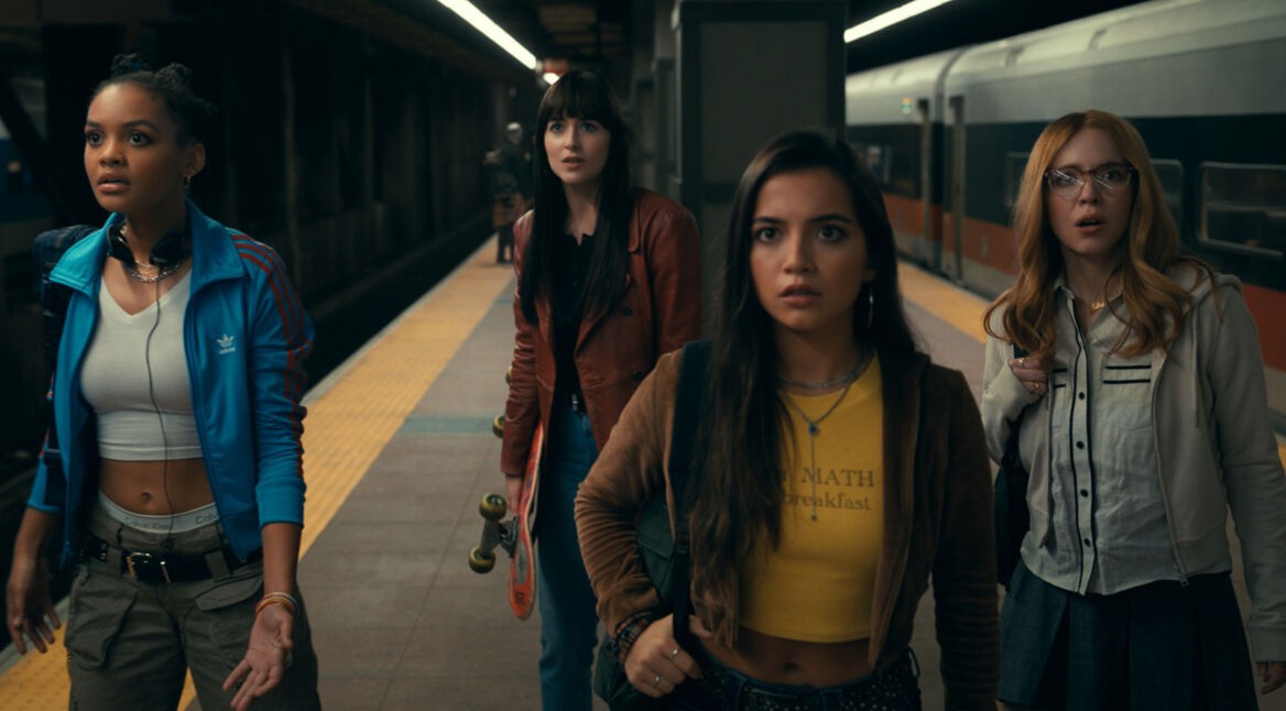 Mattie Franklin (Celeste O’Connor), Cassandra Webb (Dakota Johnson), Anya Corazon (Isabela Merced), und Julia Cornwall (Sydney Sweeney) in einer Ubahn-Haltestelle