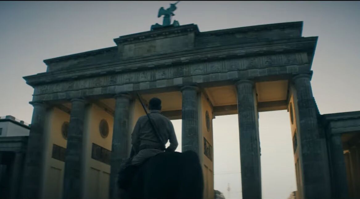 Ein Mann auf einem Pferd vor dem Brandenburger Tor