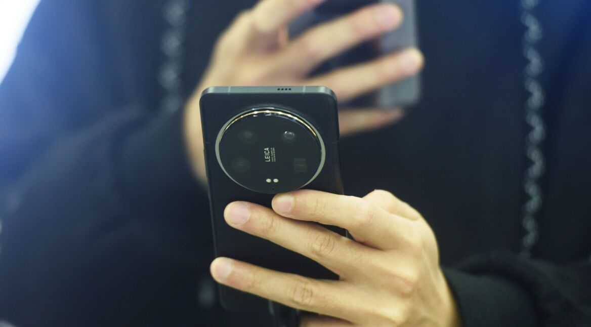 Eine Männerhand mit Smartphone