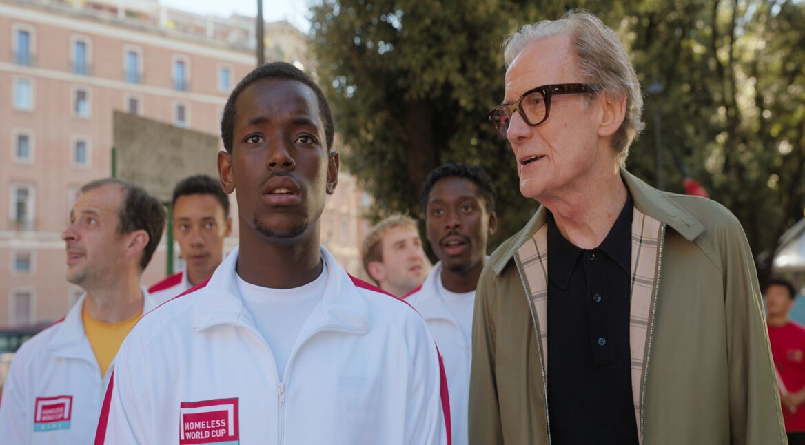 Vinny (Micheal Ward) und Mal (Bill Nighy) in Italien bei der Ankunft am Homeless World Cup