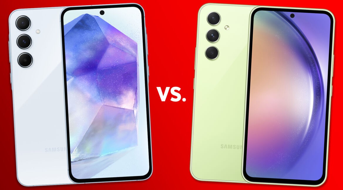 Die Smartphones Samsung Galaxy A55 und A54 vor rotem Hintergrund