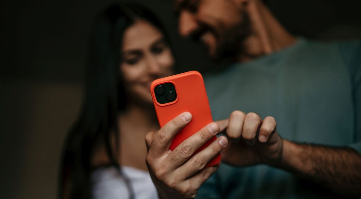 Junges Paar schaut auf alternativen App-Store auf iPhone