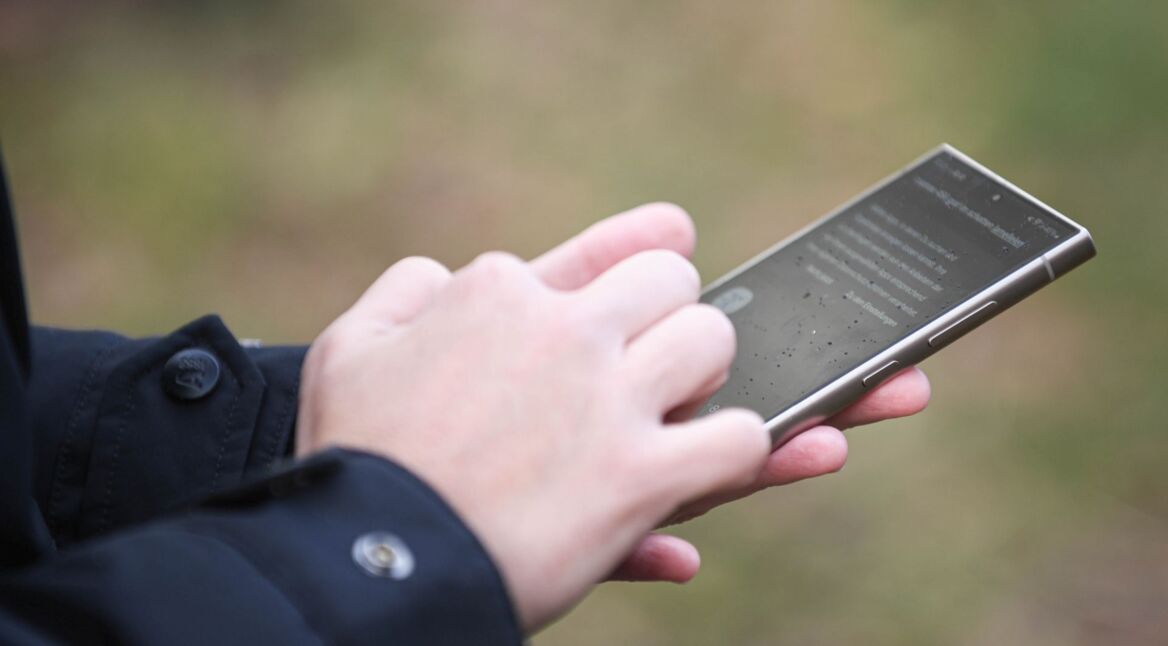 Mann nutzt das Galaxy S24 Ultra im Regen