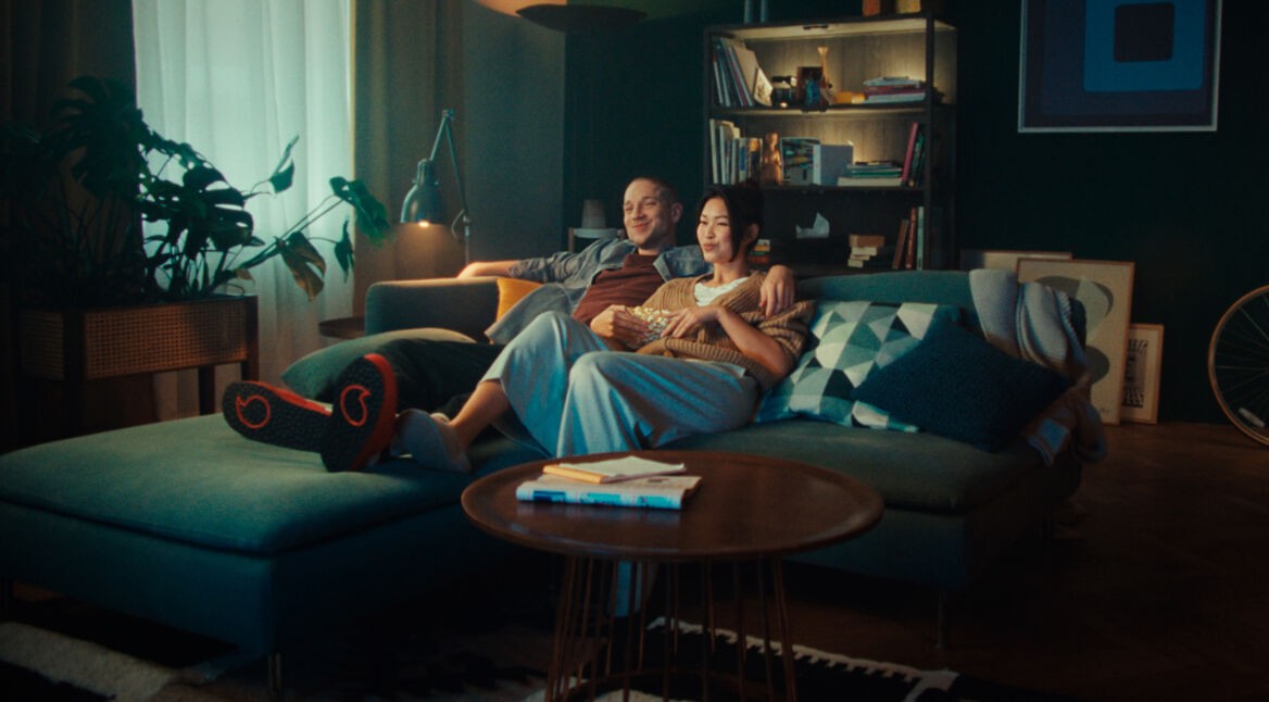 Ein Paar schaut gemeinsam TV und nutzt den GigaSlipper von Vodafone