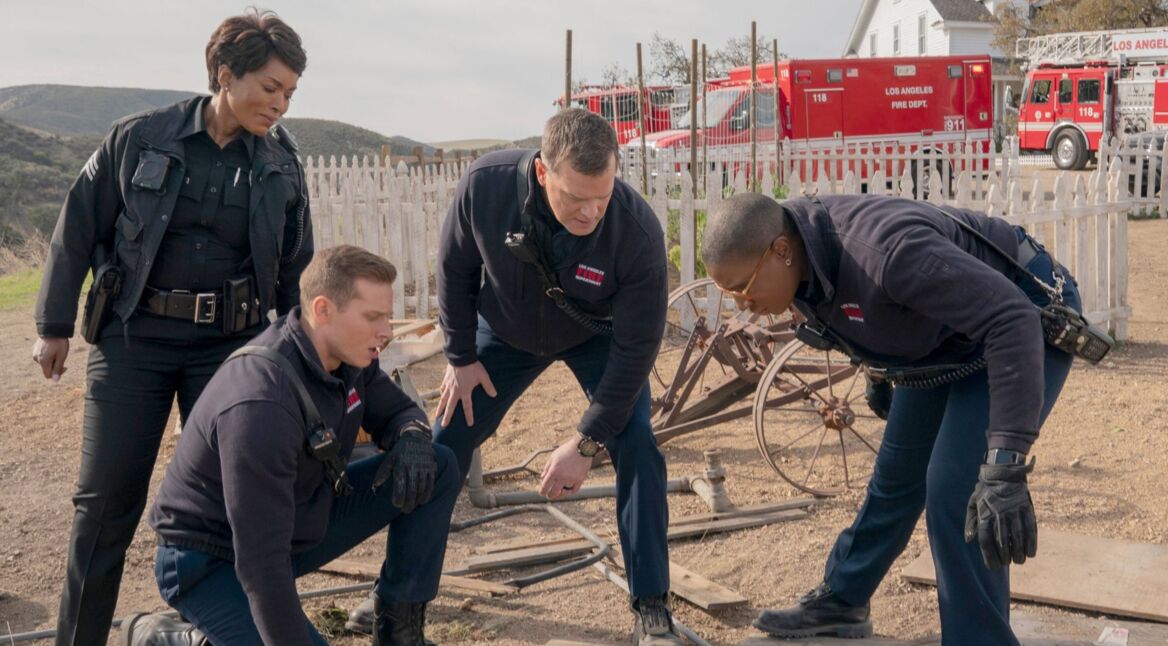 Angela Bassett, Oliver Stark, Peter Krause, Aisha Hinds in "9-1-1".