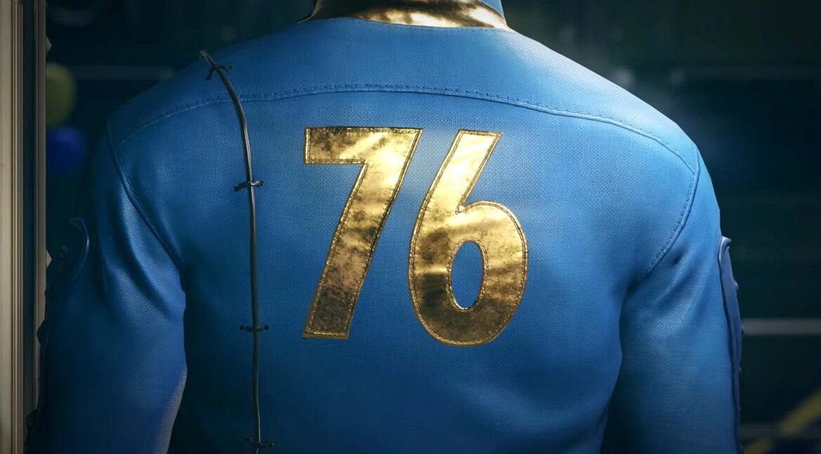 Ein goldener „76“-Schriftzug auf einem blauen Kleidungsstück aus Fallout 76