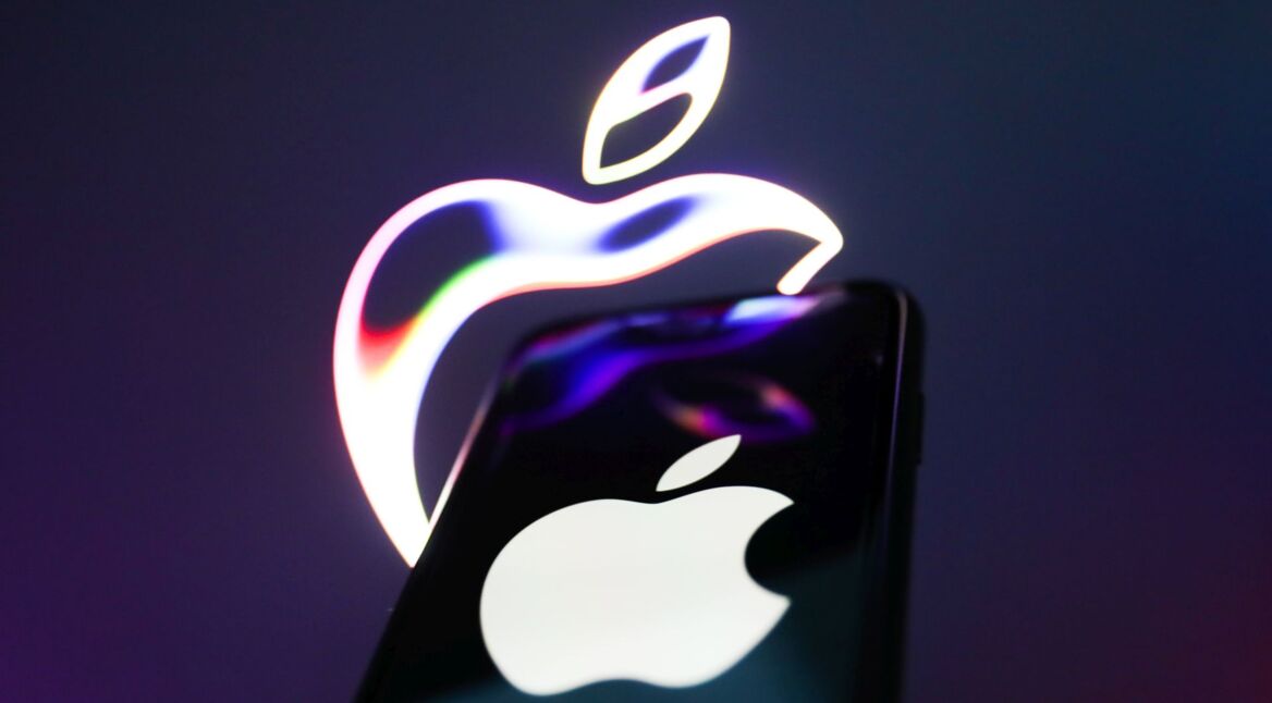 iPhone wird vor eine Leinwand mit Apple-Symbol gehalten