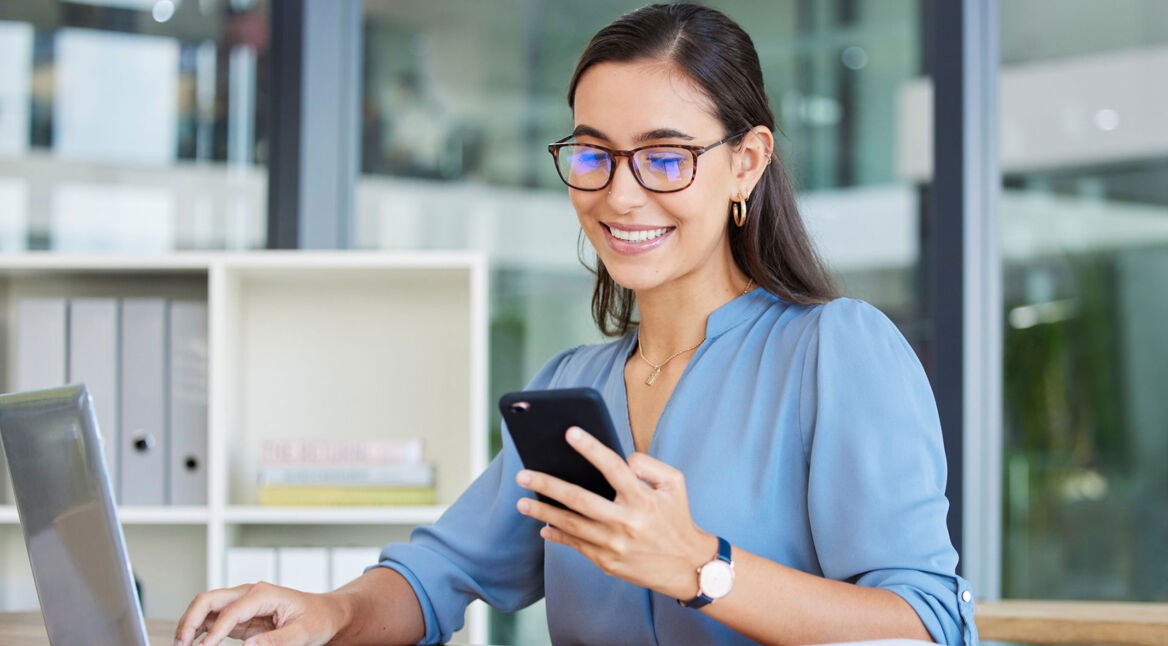 frau nutzt to-do-smartphone-app im büro