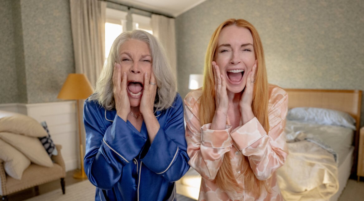 Auf dem Bild aus Freakier Friday sind Jamie Lee Curtis als Tess Coleman und Lindsay Lohan als Anna Coleman zu sehen. Beide tragen Schlafanzüge und haben ihre Hände an den Wangen, während sie mit weit aufgerissenen Mündern überrascht oder erschrocken schauen.