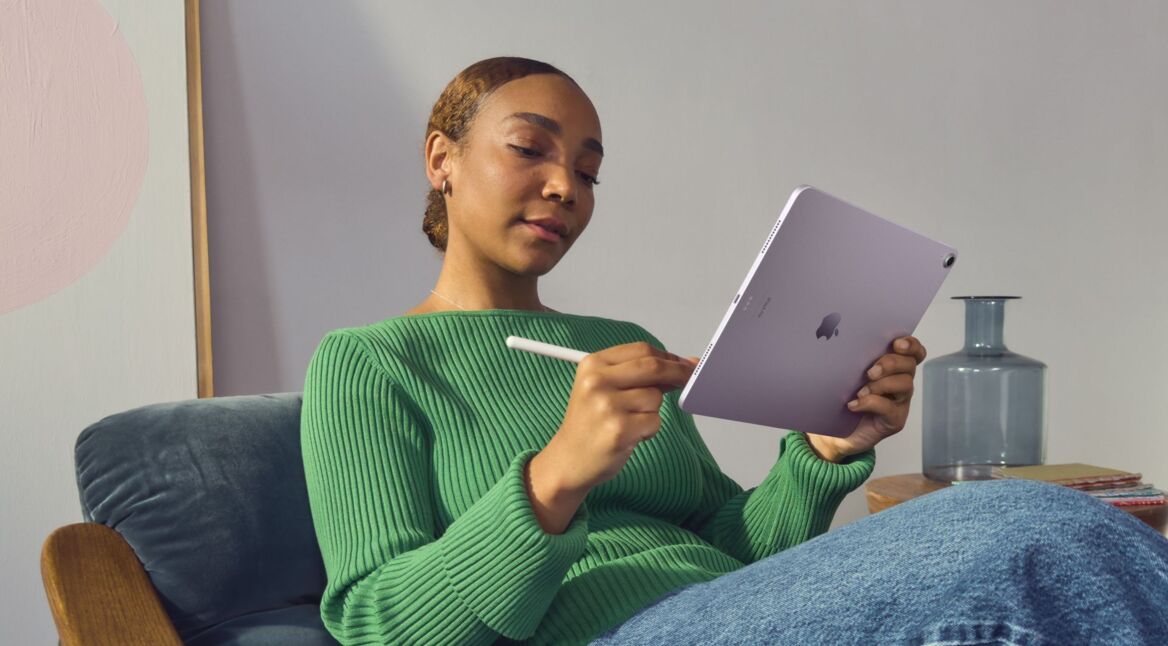 Frau schreibt mit Apple Pencil auf dem iPad Air 6