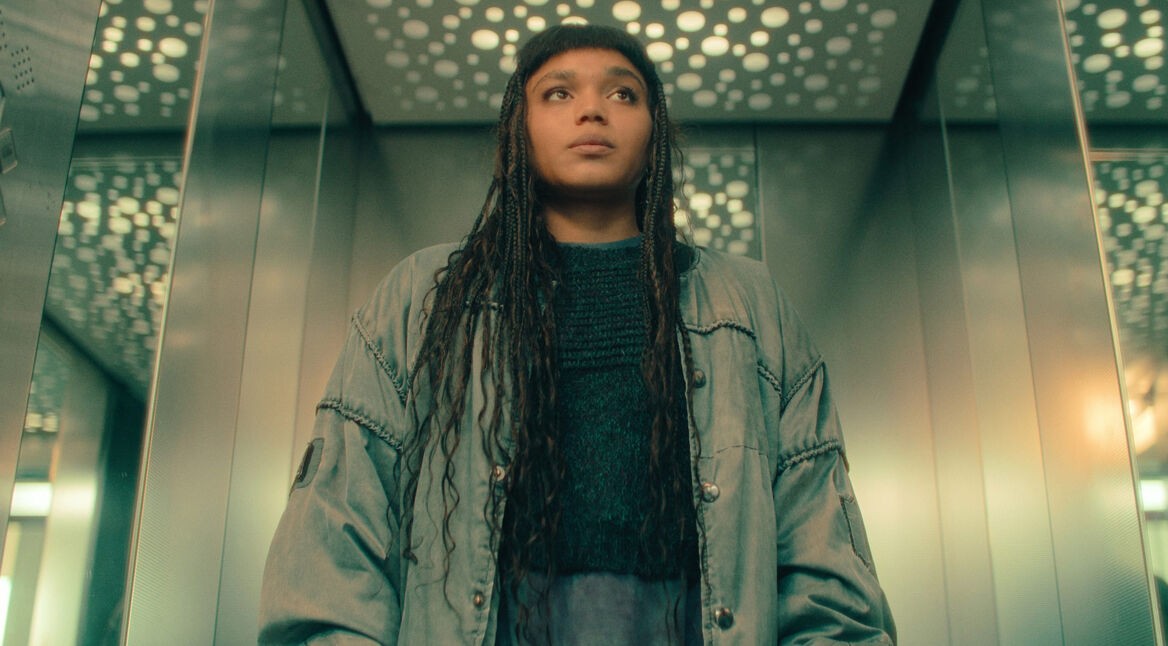 Sira-Anna Faal als Pauline in der Serie Pauline