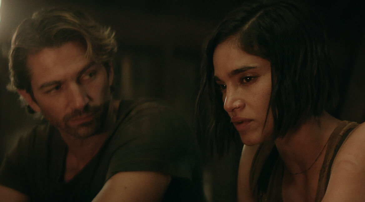 Kora (Sofia Boutella) und Gunnar (Michiel Huisman) vom Mond Veldt sitzen mit einem enttäuschtem Gesichtsausdruck nebeneinander.