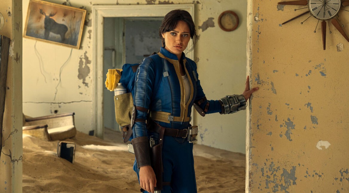 Lucy (Ella Purnell) steht in einem zerstörten Haus im Ödland von Fallout