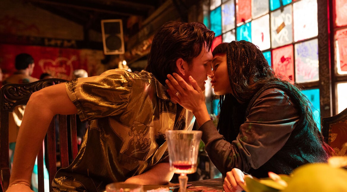 Lukas und Pauline lernen sich auf einer Party kennen.