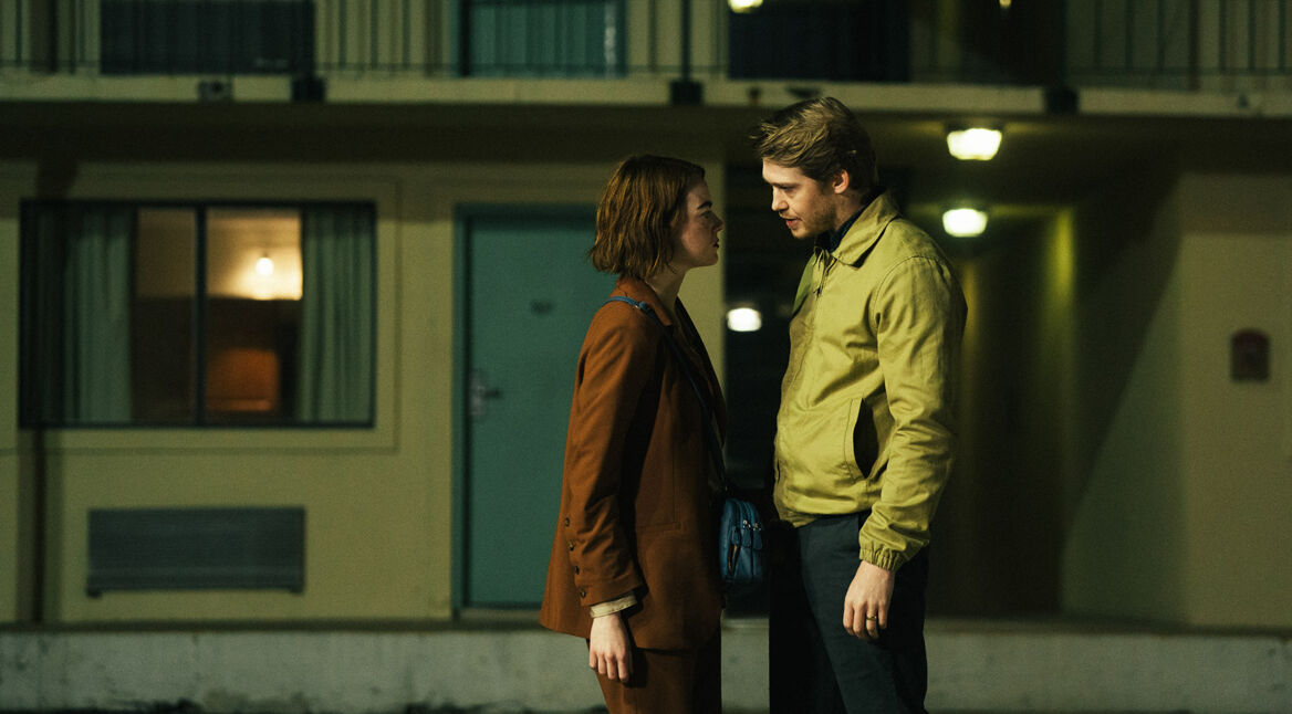 Emma Stone und Joe Alwyn in einem Gespräch in "Kinds of Kindness"