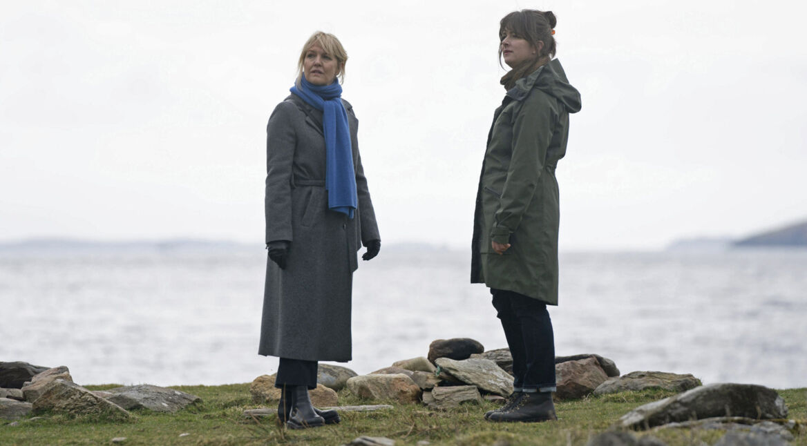 Die beiden Ermittlerinnen der 8. Staffel stehen auf einer Klippe.