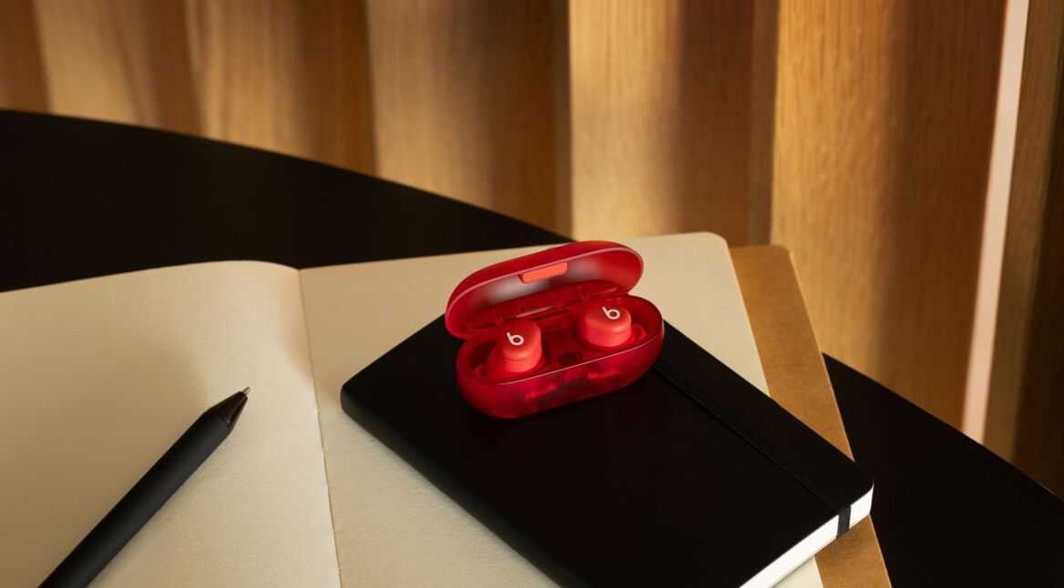 Die Beats Solo Buds in der Farbe Rot.