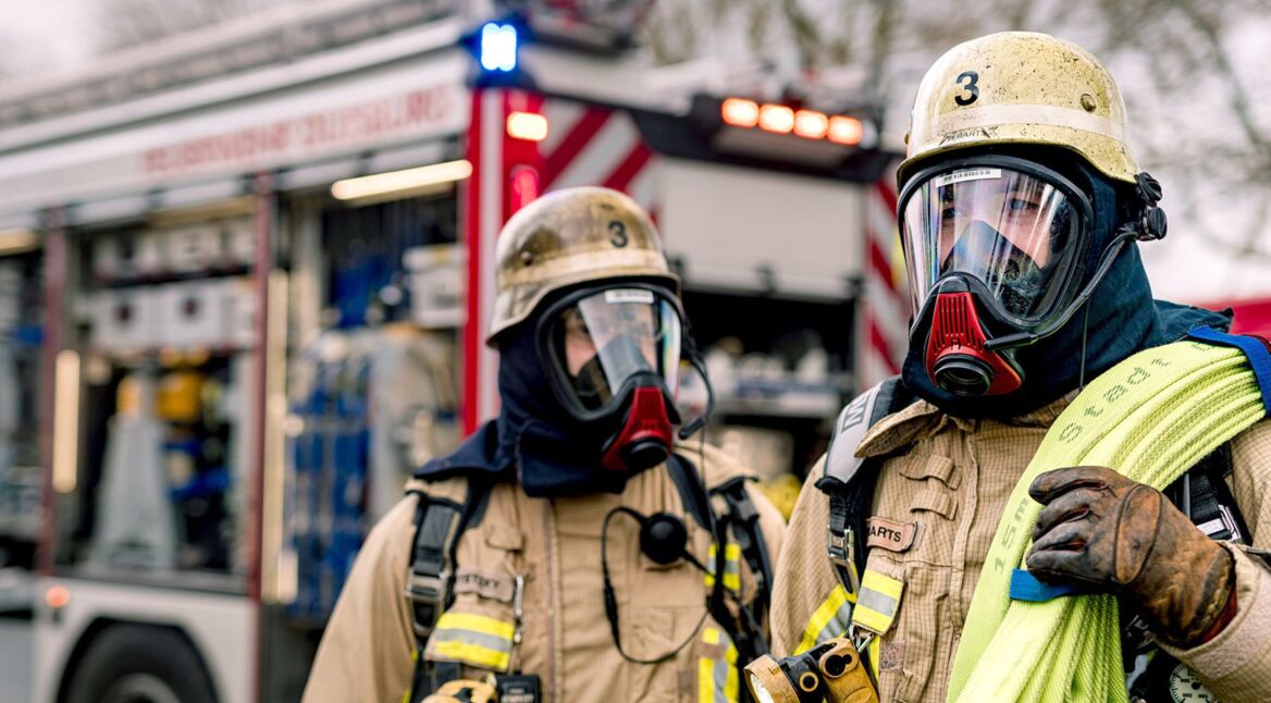Zwei Feuerwehrleute der Feuer- und Rettungswache 3 in "Feuer und Flamme"