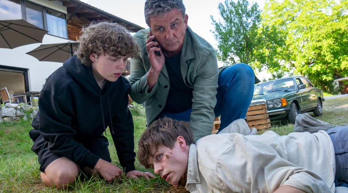 Jonas Kaufmann, Hans Sigl und Tom Böttcher in Staffel 17 Folge 3 von "Der Bergdoktor"