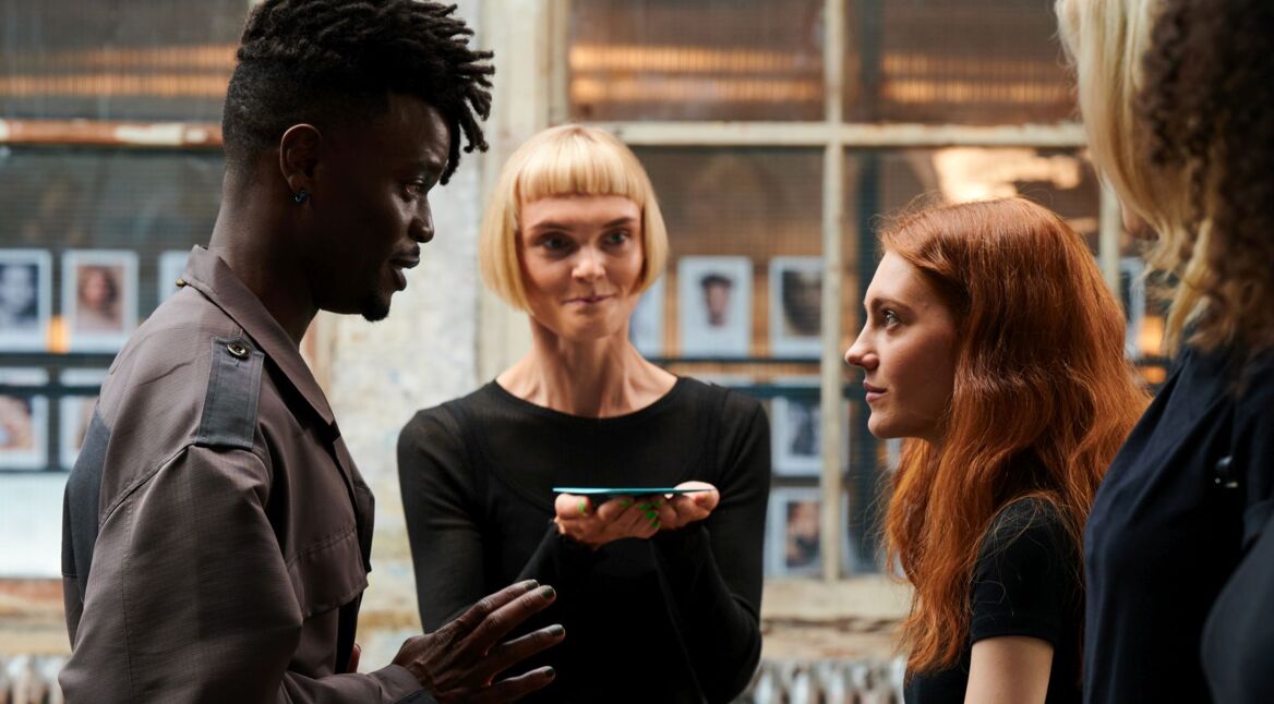 "Geek Girl": Harriet (rechts) spricht mit ihrem Metor Wilbur.