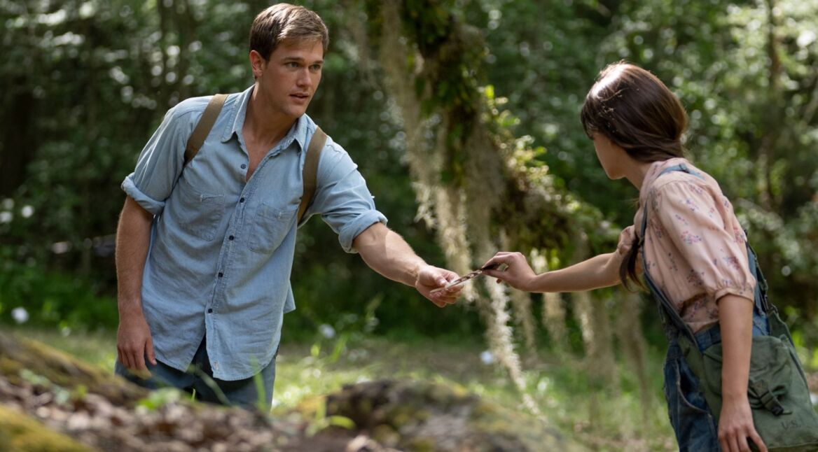 Taylor John Smith und Daisy Edgar-Jones in "Der Gesang der Flusskrebse"