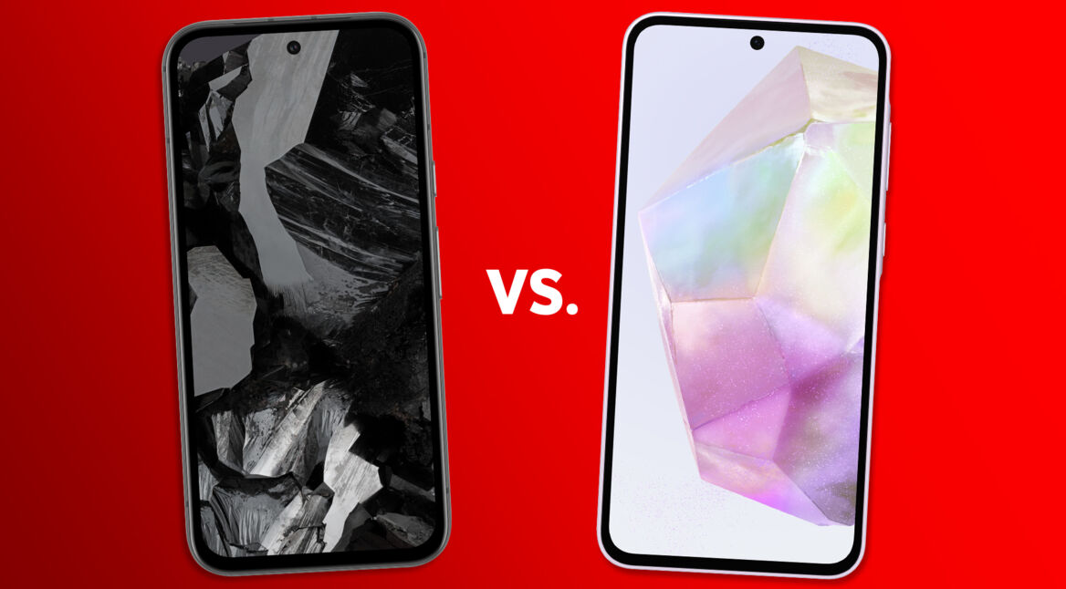Die Vorderseiten der Smartphones Pixel 8a und Galaxy A35 nebeneinander vor rotem Hintergrund