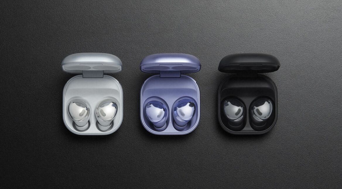 Die Galaxy Buds von Samsung in Grau, Lila und Schwarz.