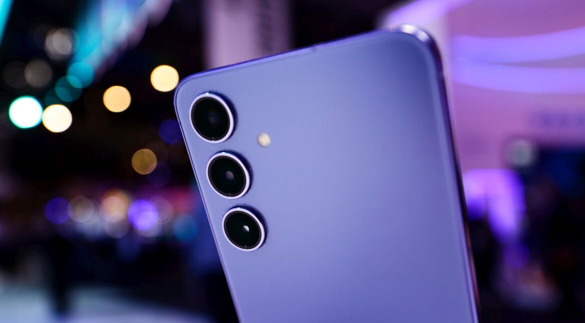 Das Samsung Galaxy S24+ in einem Laden ausgestellt.