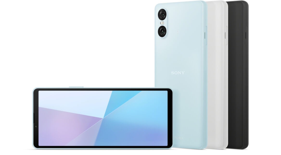 Xperia 10 VI von vorne liegend, daneben drei Farbvarianten stehend von hinten in Blau, Grau und Schwarz