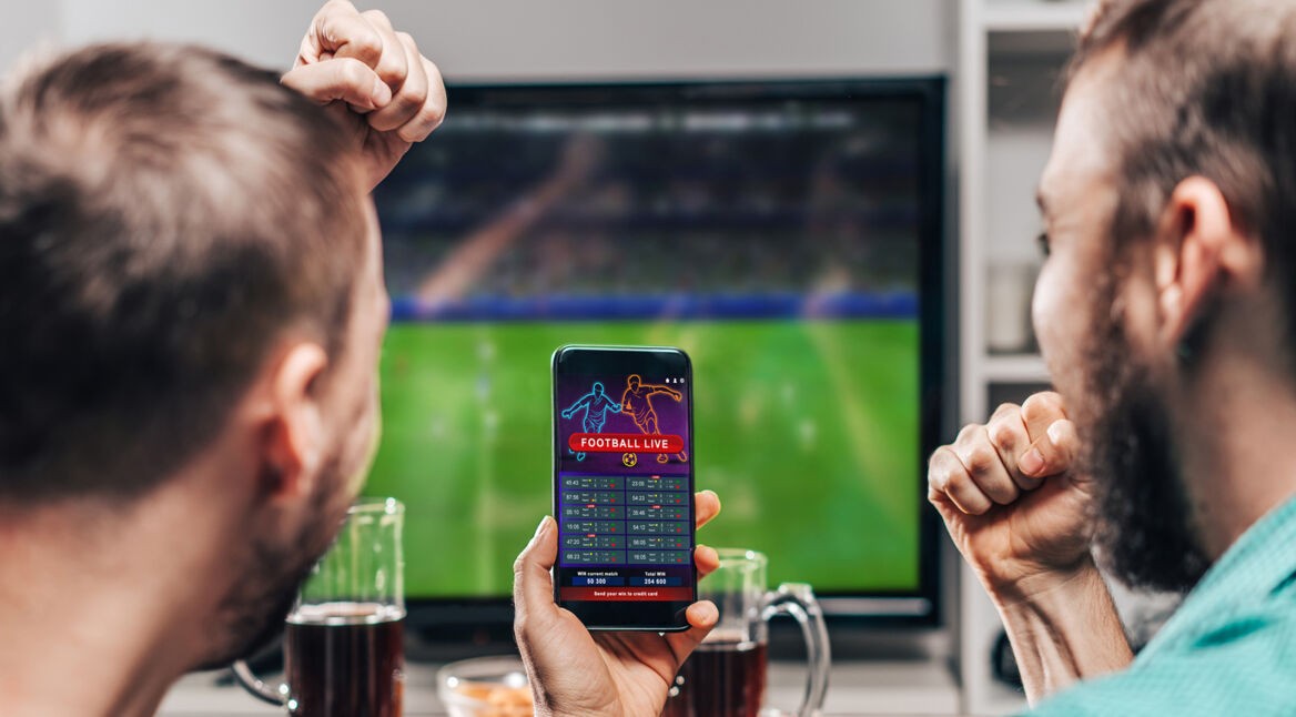 zwei freunde gucken fußball und nutzen eine der besten fußball apps