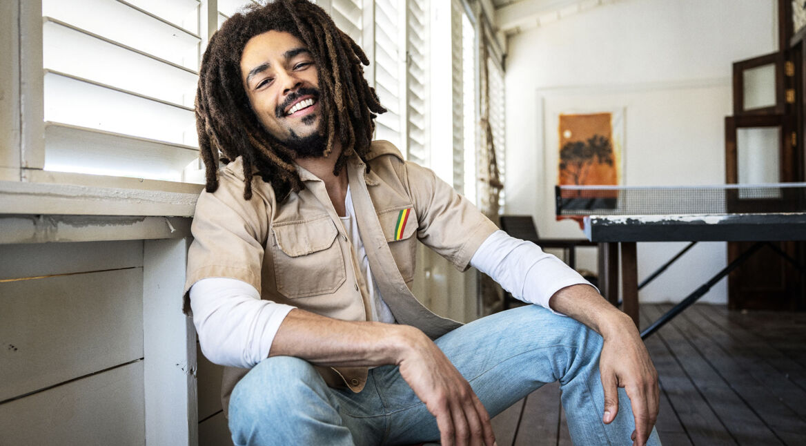 Bob Marley (Kingsley Ben-Adir) schaut in die Kamera und sitzt in einer lässigen Pose