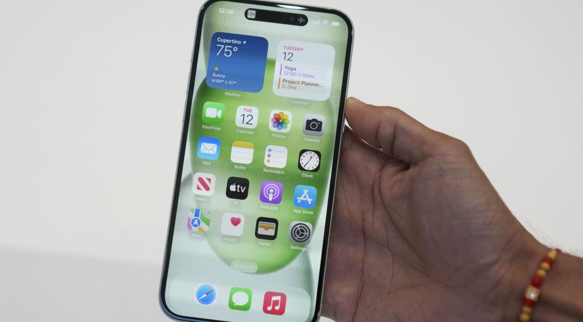 Mann hält das iPhone 15 Plus in der Hand.