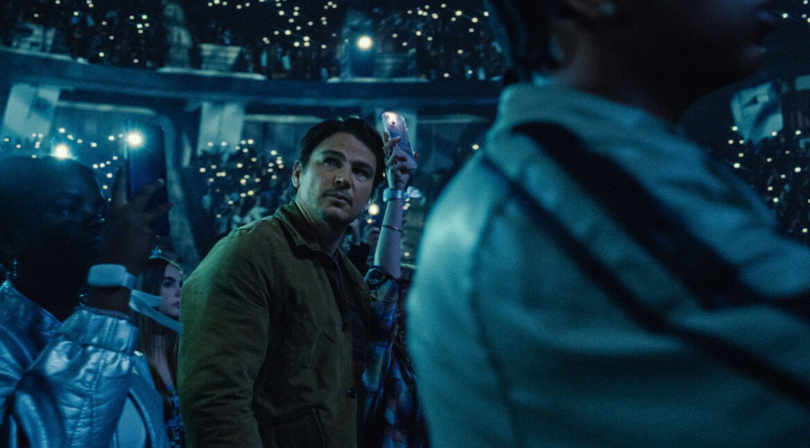 In Trap: No Way Out steht Cooper in der Menschenmenge auf dem Konzert.