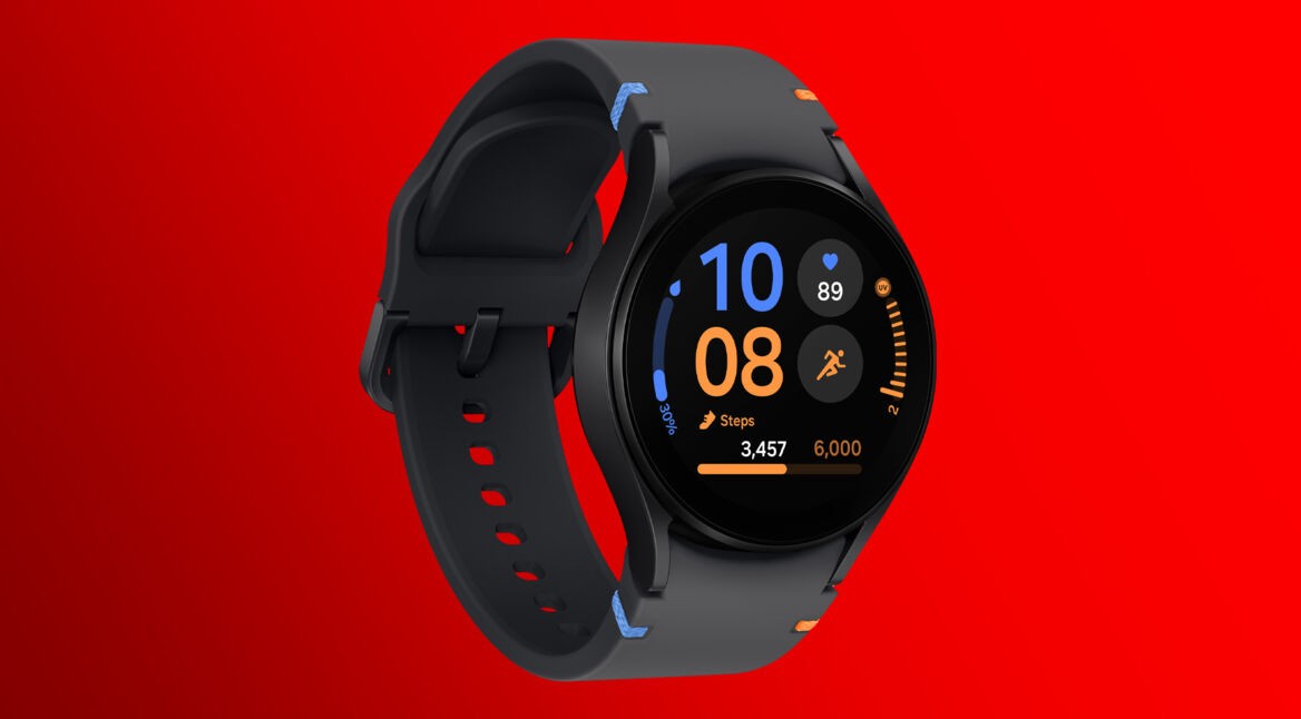 Smartwatch Samsung Galaxy Watch FE in Schwarz vor rotem Hintergrund