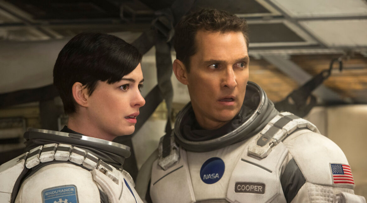 Die Wissenschaftler:innen Dr. Brand und Dr. Cooper aus dem Film "Interstellar"