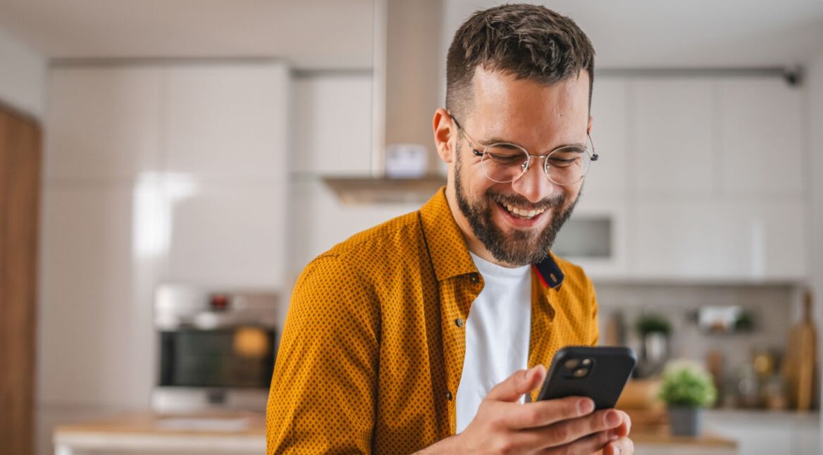 Ein Mann schaut auf ein schwarzes iPhone