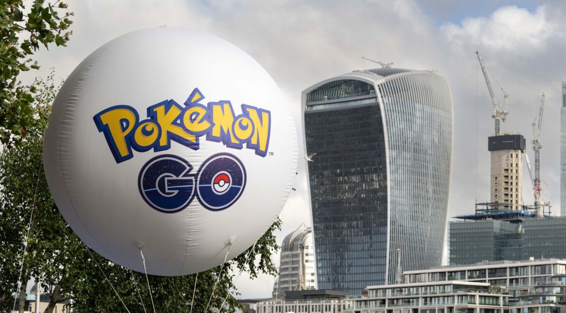 Das Logo von Pokémon GO ist auf einem großen Ballon in London zu sehen.