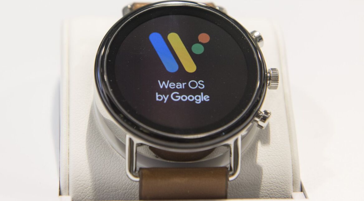 Eine Smartwatch mit dem "Wear OS by Google"-Logo