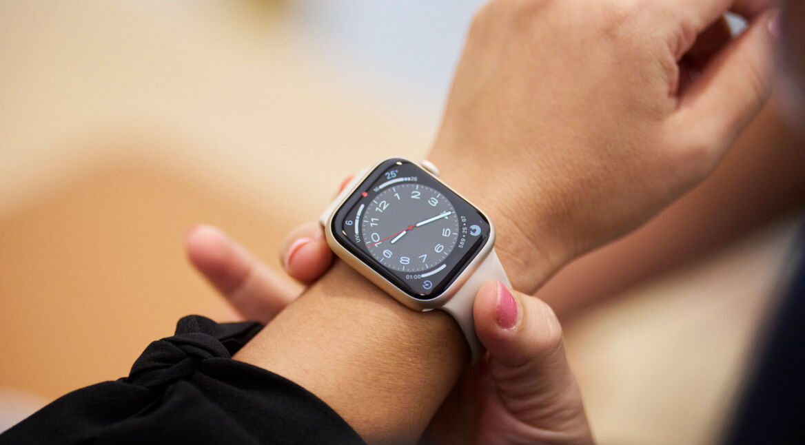 Eine Apple Watch Series 8 am Handgelenk einer Frau.