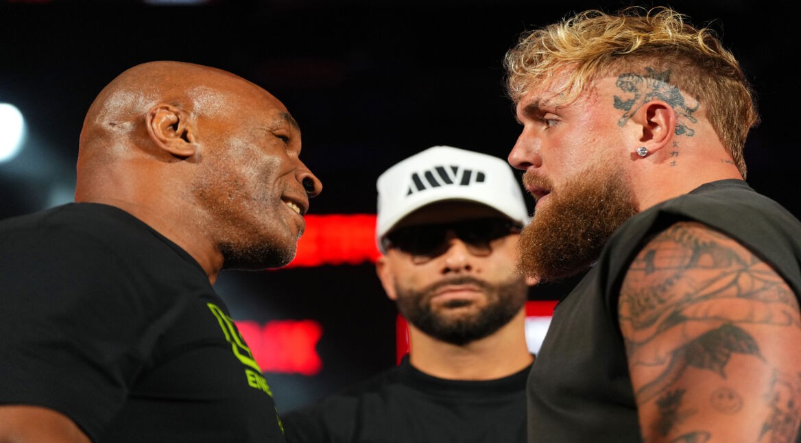 Mike Tyson und Jake Paul stehen sich gegenüber.