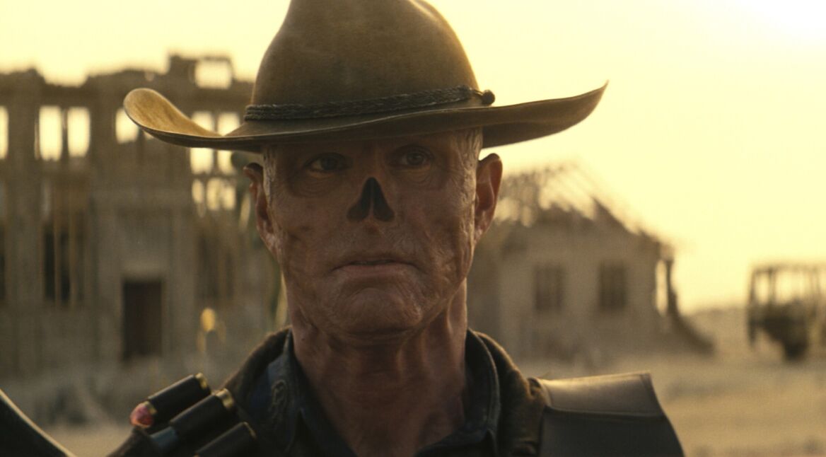 Ein Ghoul in der Serie "Fallout", im Hintergrund eine verlassene Stadt