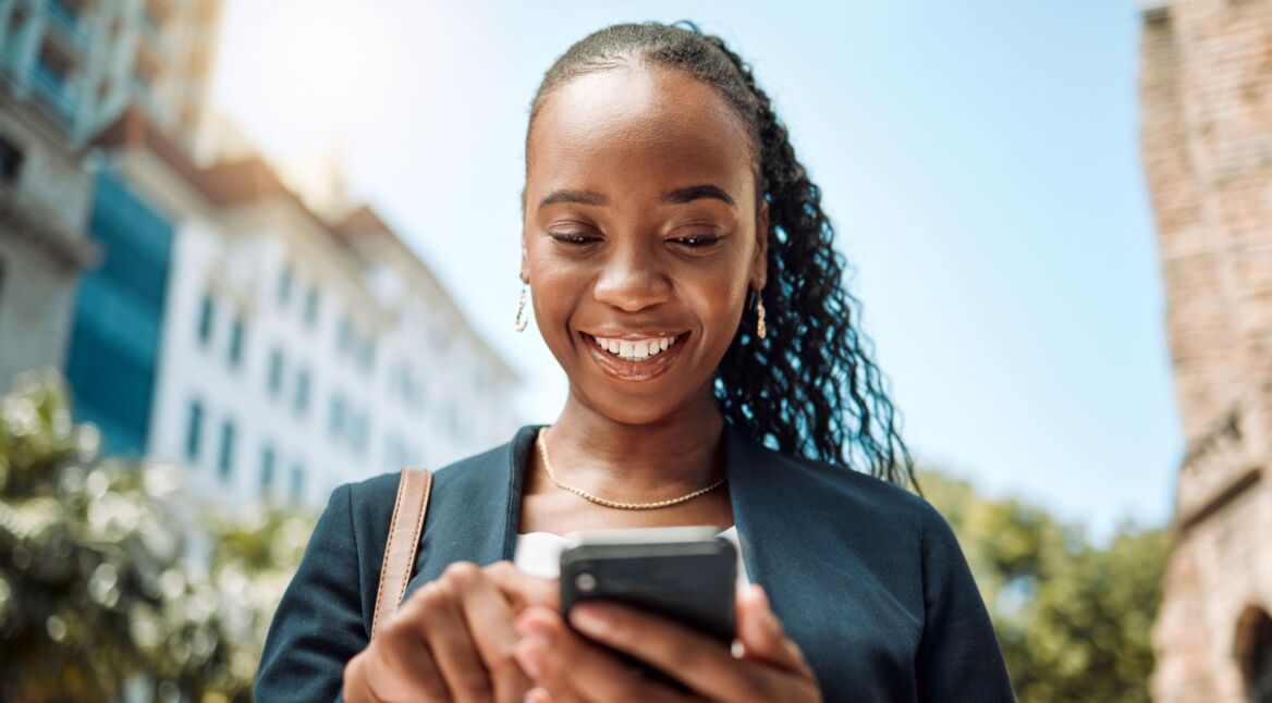 Frau schaut auf ihr Smartphone