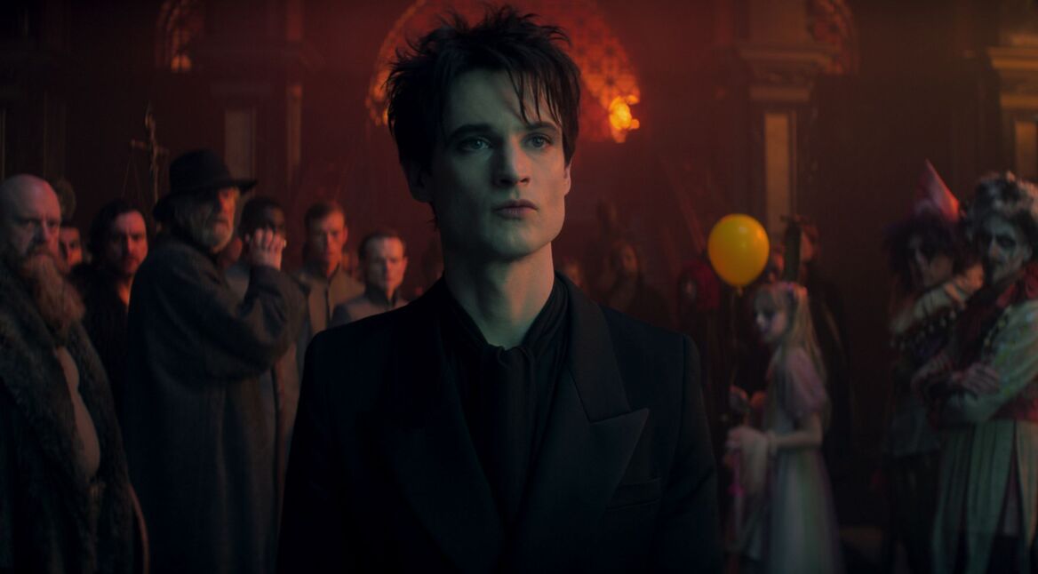 Tom Sturridge als Dream in einer Szene von "Sandman".